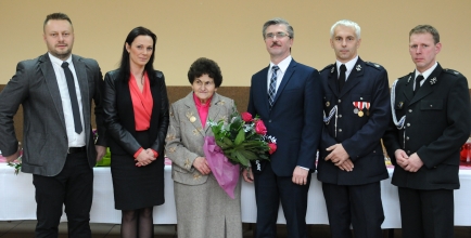 Od lewej: sołtys Łukasz Żebrowski, radna Sejmiku Województwa Śląskiego Sylwia Cieślar, uhonorowana Irma Podżorska, wójt Krzysztof Glajcar, prezes OSP Bogusław Bolek, radny Sławomir Żmija